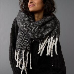 NWT American Eagle Herringbone Chunky Grey Black Fringe Blanket Scarf